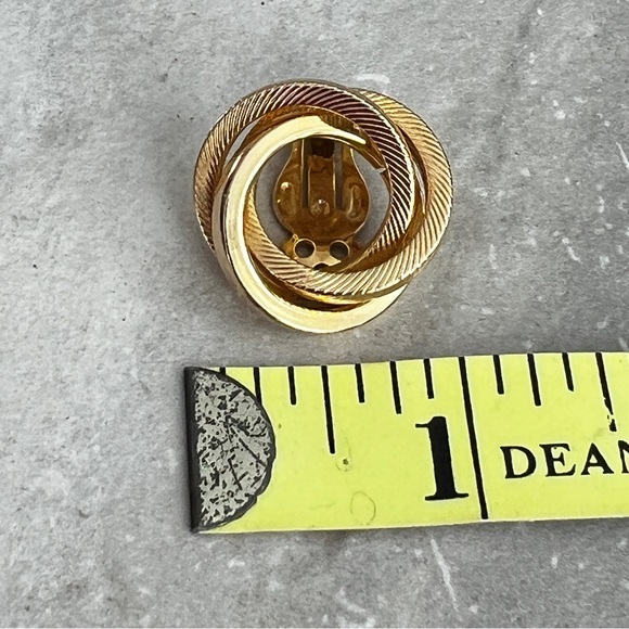 VINTAGE 1950s Gold Tone CircularClio Earrings by JUDY LEE - Picture 8 of 12